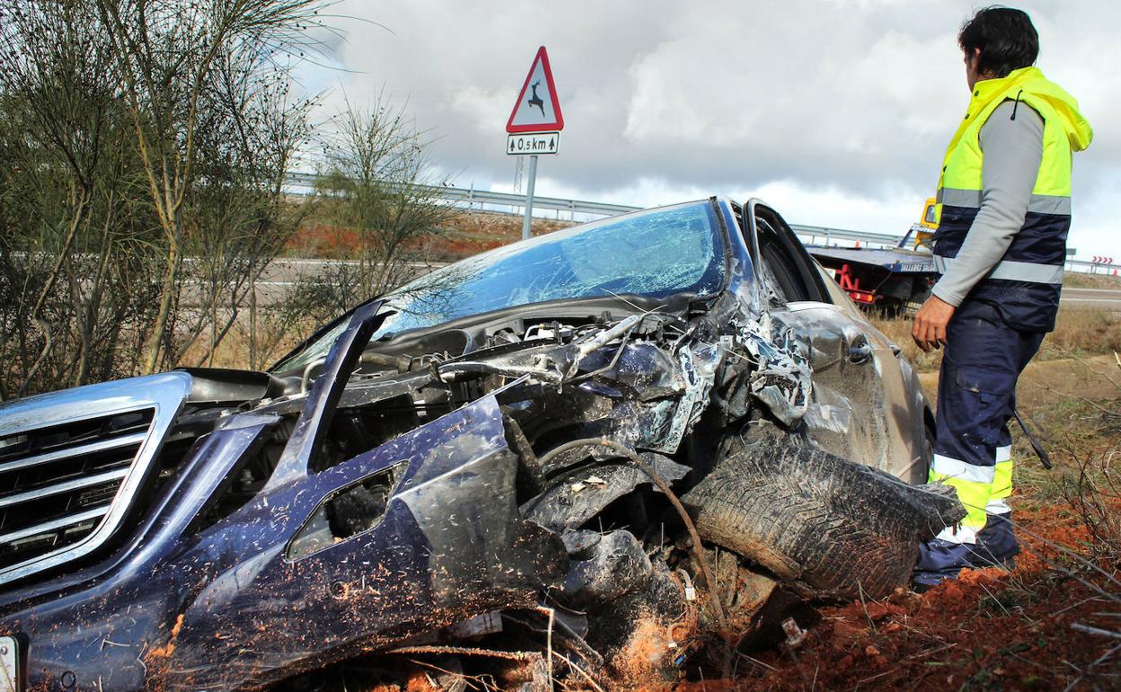  En la imagen el estado en el que quedó el coche que circulaba en sentido contrario en la A-62 en Carrascal de Barregas (Salamanca) provocando varios heridos.ancia circula por una carretera salmantina.