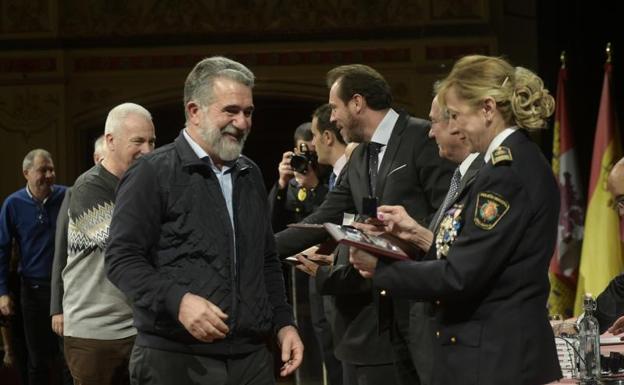 Entrega de distinciones por parte de la Intendente, Julia González, el concejal José Antorio Otero, y del alcalde, Óscar Puente. 