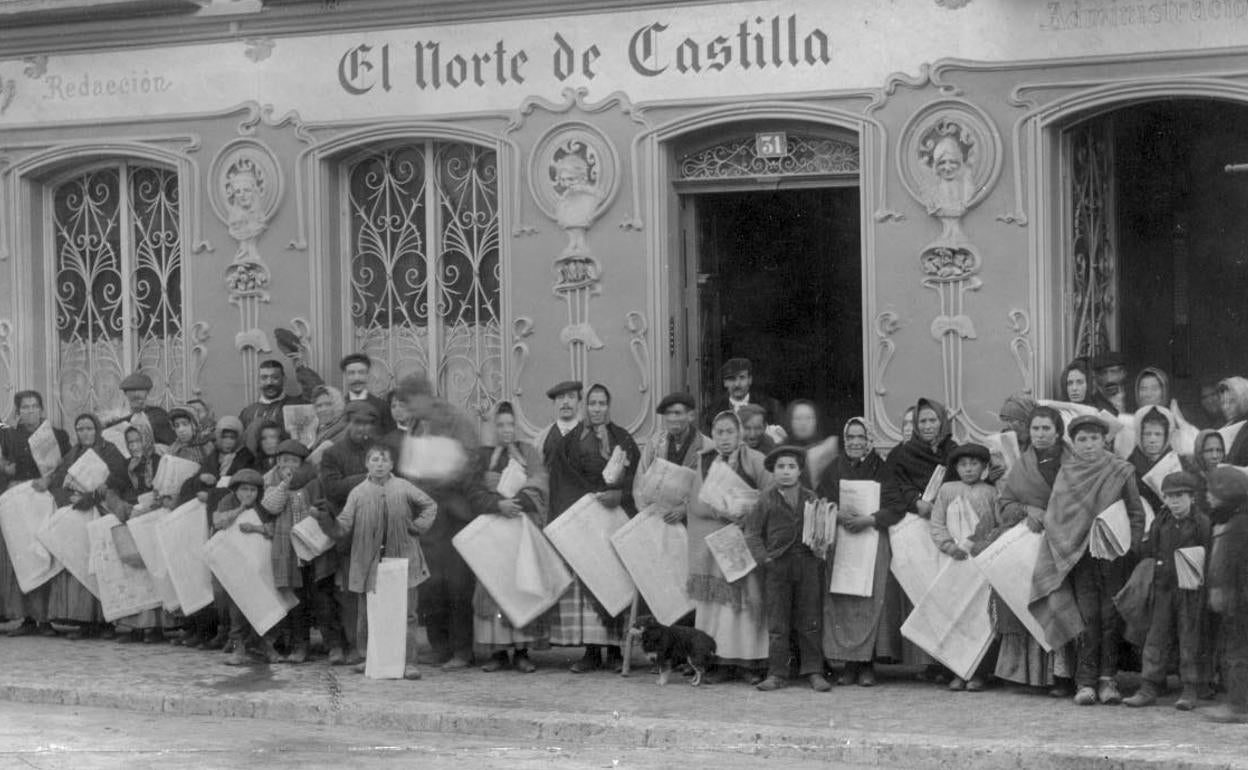 Los voceros del periódico en las puertas de El Norte de Castilla, en la calle Duque de la Victoria.