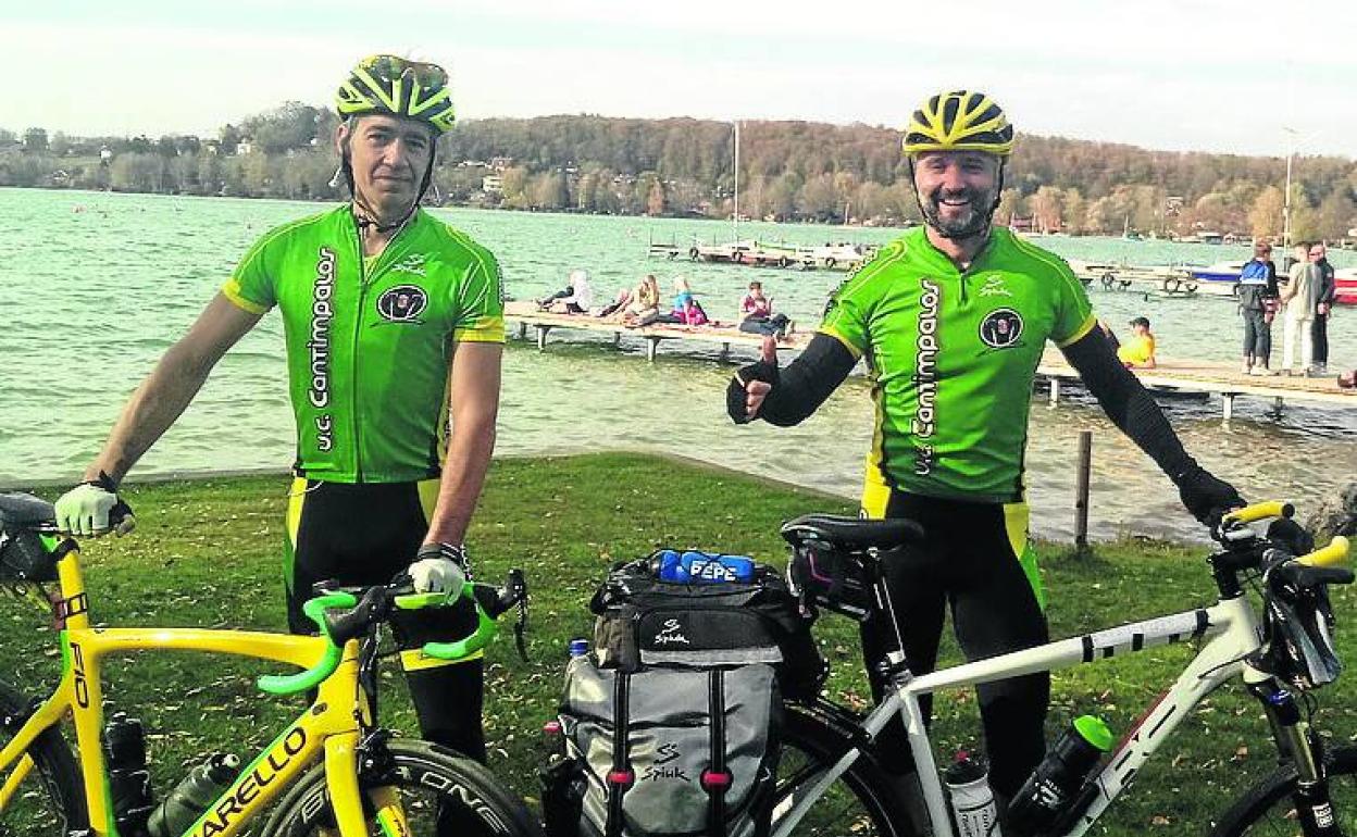 Fernando Álvaro y José Aurelio Sánchez, de la Unión Ciclista Cantimpalos, una vez acabo el reto. 