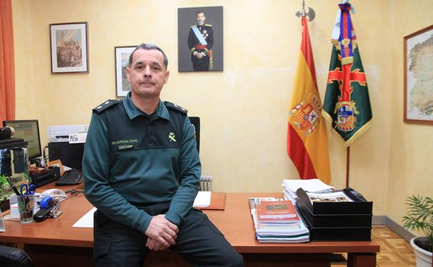 El teniente coronel jede de la Comandancia de la Guardia Civil en Segovia, José Luis Ramírez, sentado en la mesa de su oficina. 