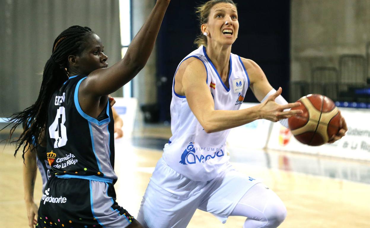 Vanessa Gidden defiende a Laura Gil. 