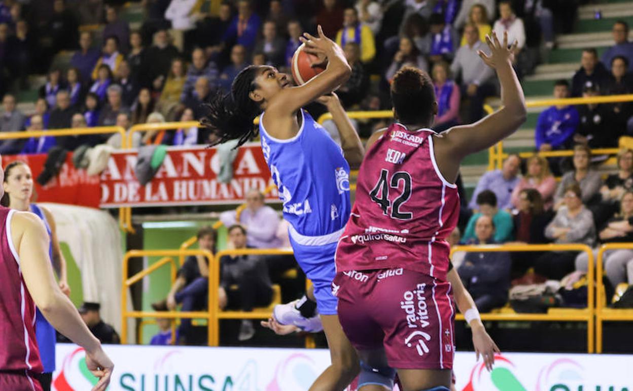 Hayes entra a canasta ante el Araski.