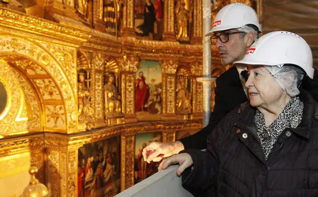 La exjefa de pintura española y flamenca del Prado, Pilar Silva, junto al especialista en arte Víctor del Campo, en el retablo mayor.