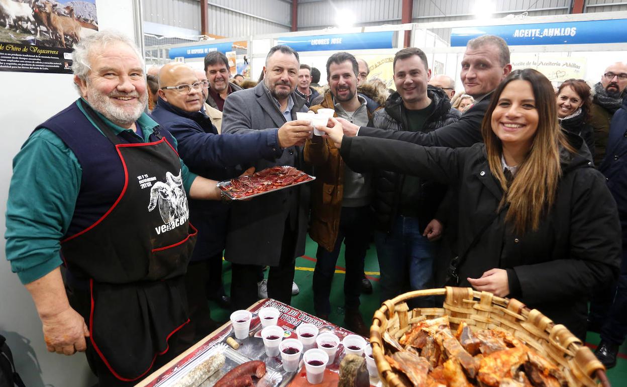 El secretario general del PSOE de Castilla y León y portavoz en las Cortes, Luis Tudanca, entre otras autoridades, en la Feria de la Cecina de Chivo. 