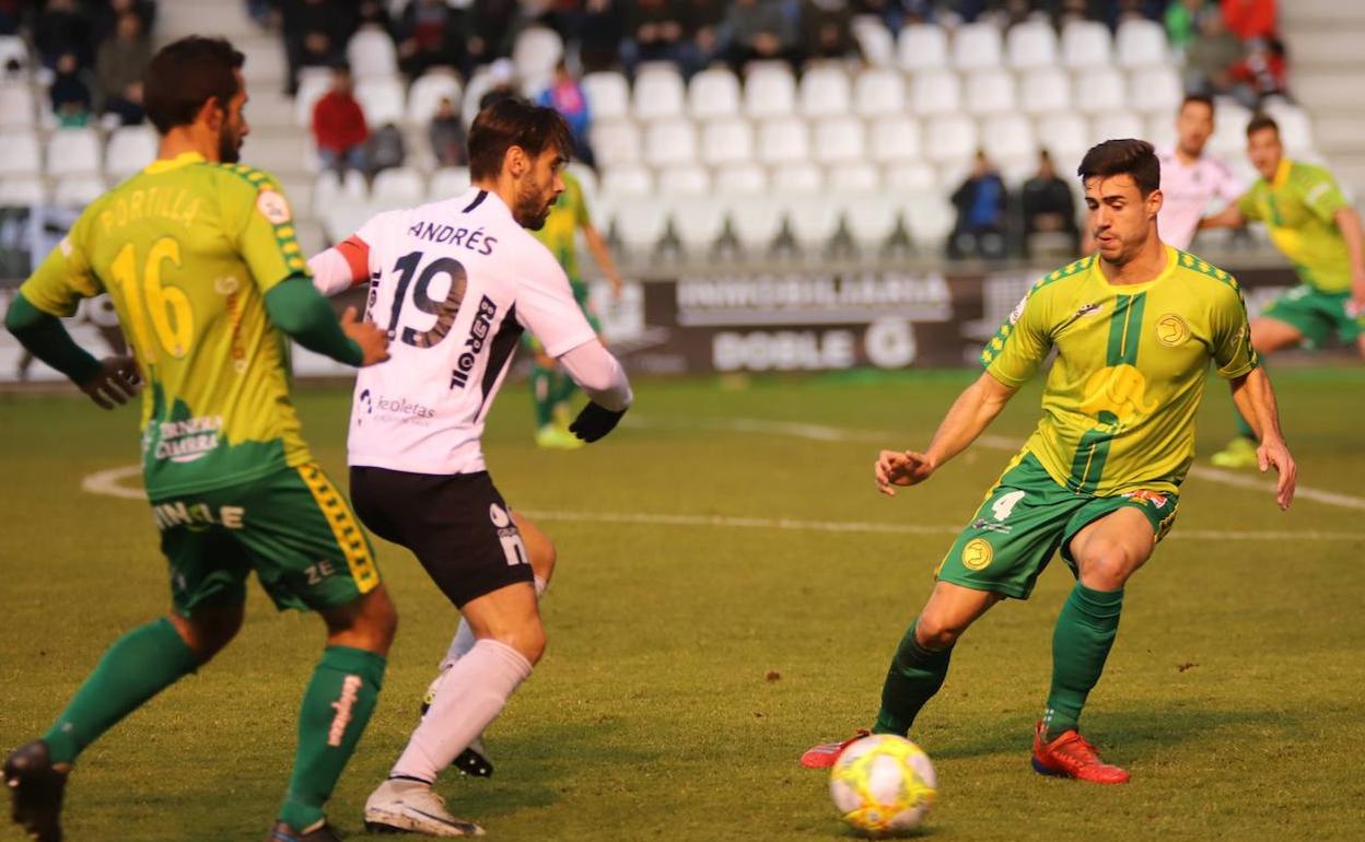 Portilla y Zubiri presionan a Andrés, del Burgos CF. 