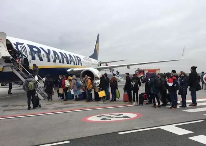 El pasaje que aguardaba desde ayer en Varsovia embarca en el avión rumbo a España.