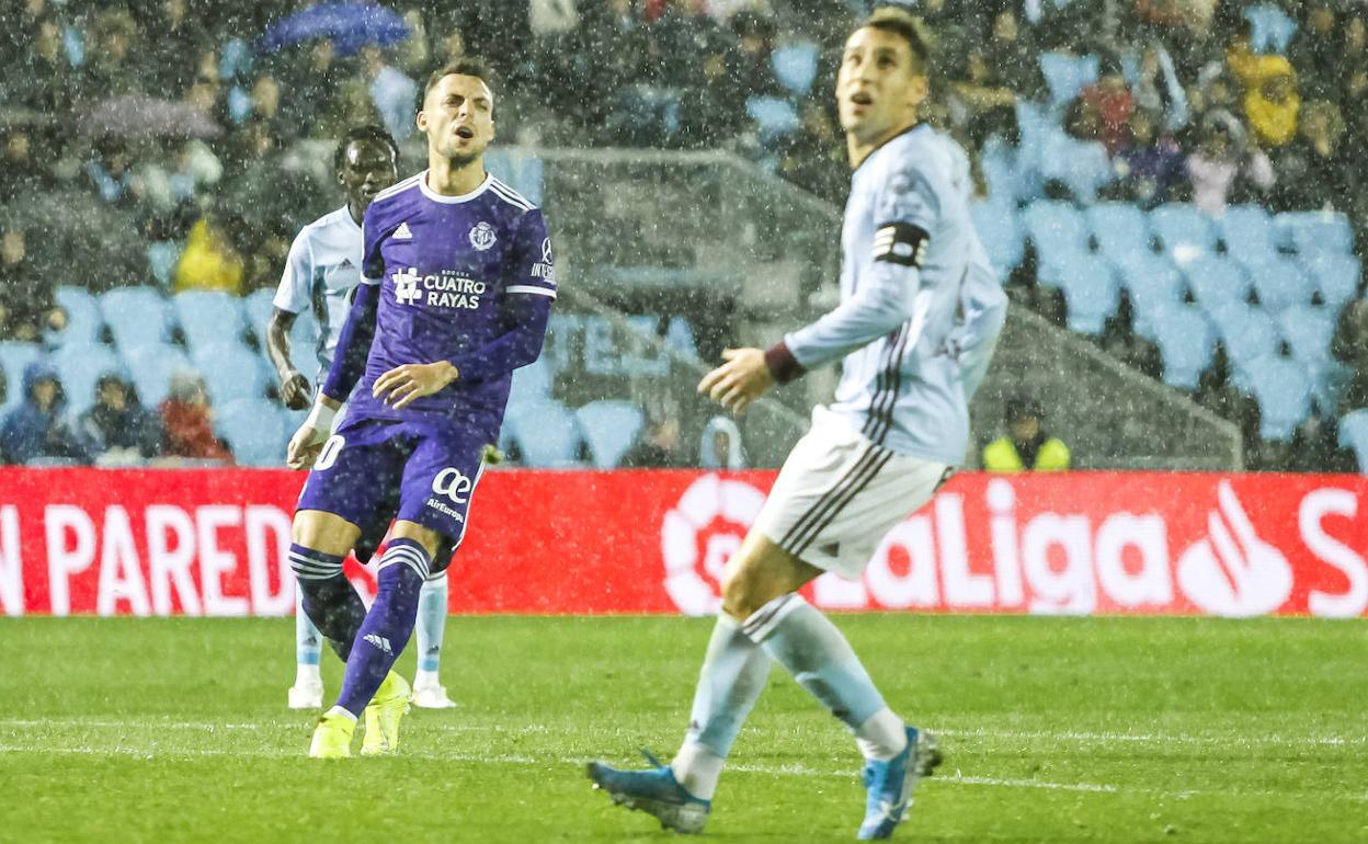 Óscar Plano, entre Pione Sisto y Hugo Mallo durante el partido de la pasada jornada en Vigo.