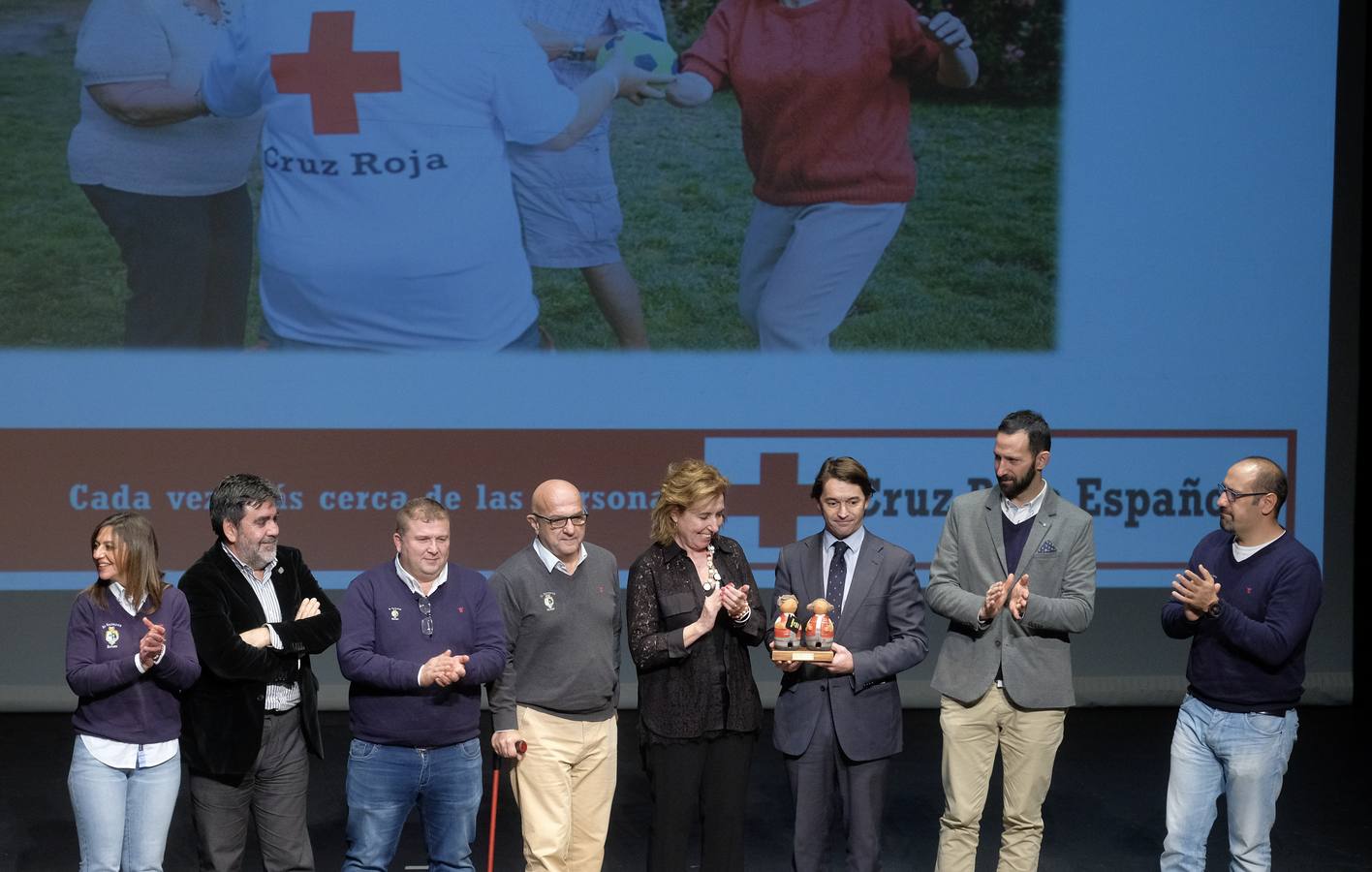 La ONG reconoce la labor de sus 3.100 voluntarios en la provincia de Valladolid | Cuarenta de ellos recibieron una distinción en una gala en el Teatro Zorrilla donde también se premió al Club de Rugby El Salvador