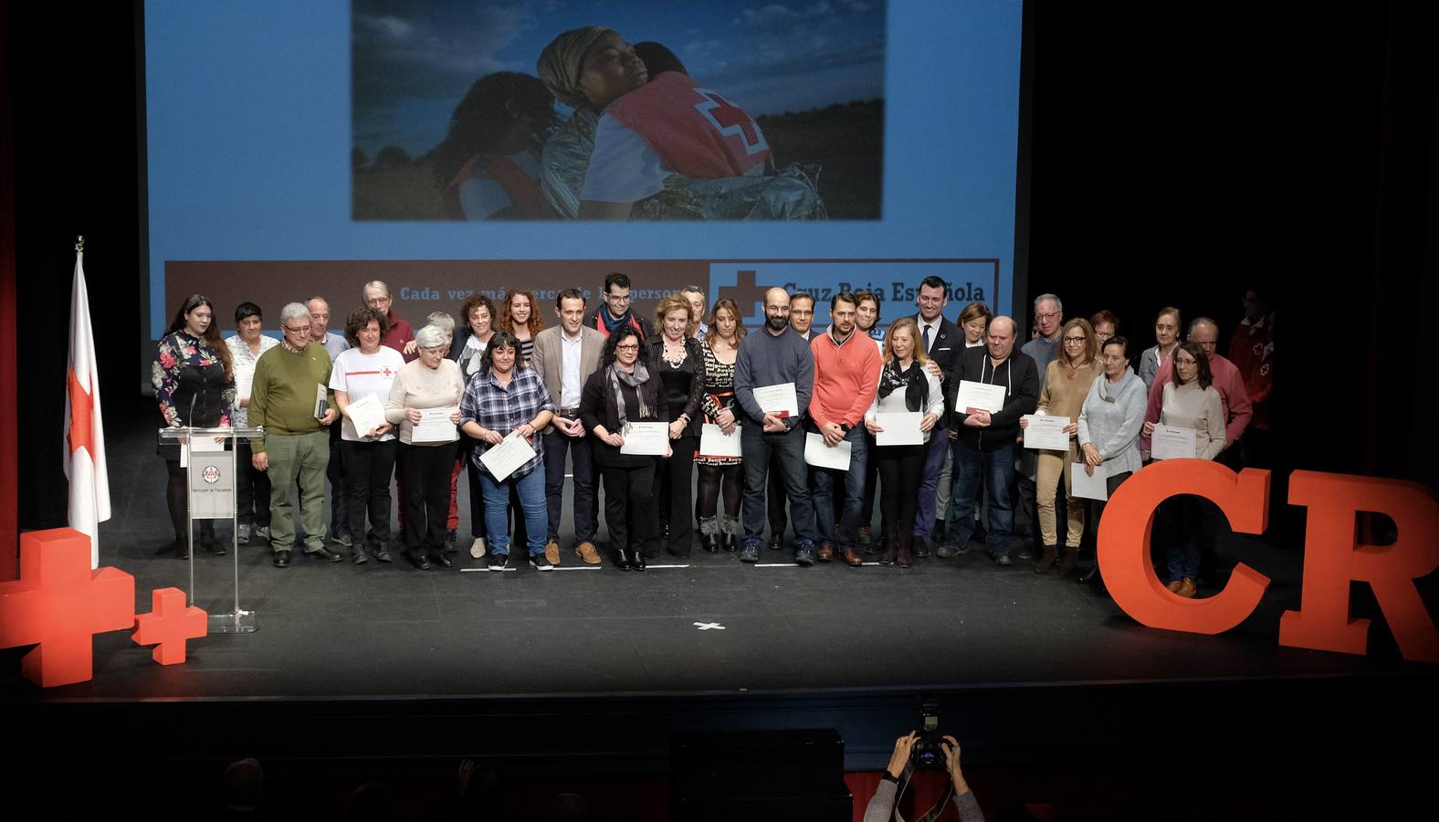 La ONG reconoce la labor de sus 3.100 voluntarios en la provincia de Valladolid | Cuarenta de ellos recibieron una distinción en una gala en el Teatro Zorrilla donde también se premió al Club de Rugby El Salvador