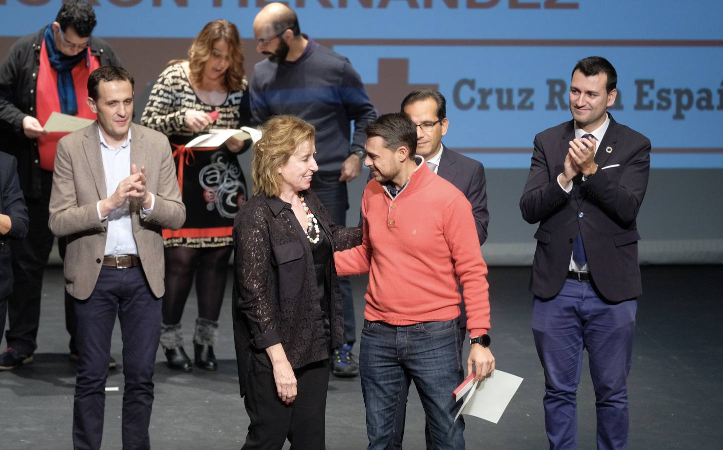 La ONG reconoce la labor de sus 3.100 voluntarios en la provincia de Valladolid | Cuarenta de ellos recibieron una distinción en una gala en el Teatro Zorrilla donde también se premió al Club de Rugby El Salvador