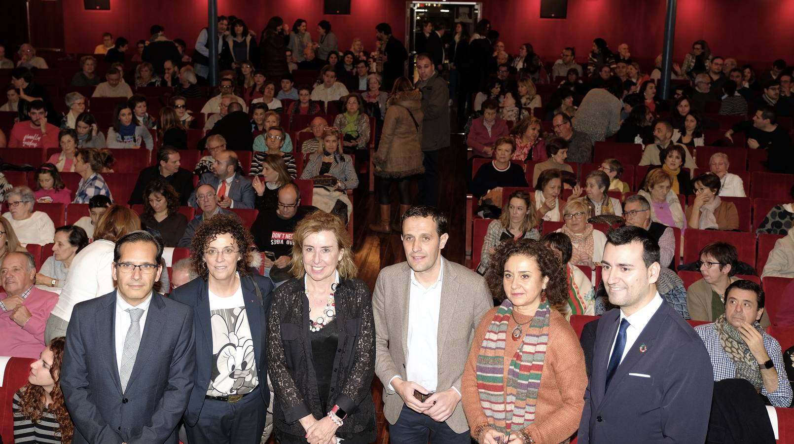 La ONG reconoce la labor de sus 3.100 voluntarios en la provincia de Valladolid | Cuarenta de ellos recibieron una distinción en una gala en el Teatro Zorrilla donde también se premió al Club de Rugby El Salvador