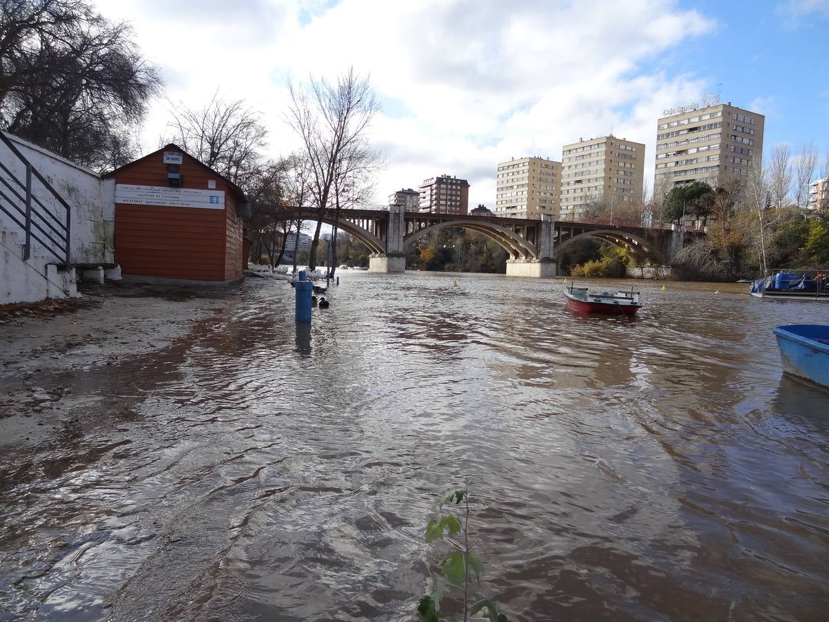 A última hora del lunes, el río llegó a arrastrar 272 metros cúbicos y anegó los paseos inferiores bajo el puente de Poniente