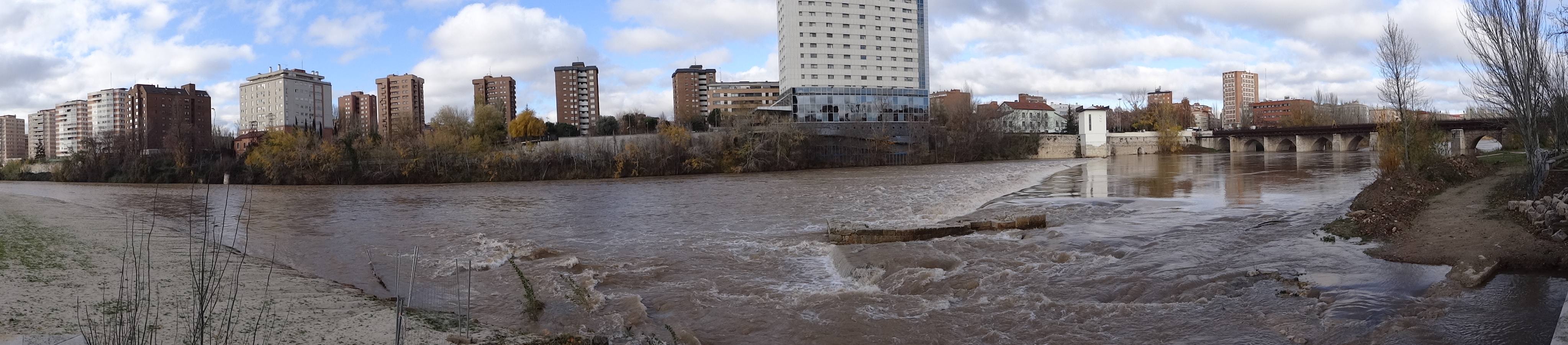 A última hora del lunes, el río llegó a arrastrar 272 metros cúbicos y anegó los paseos inferiores bajo el puente de Poniente