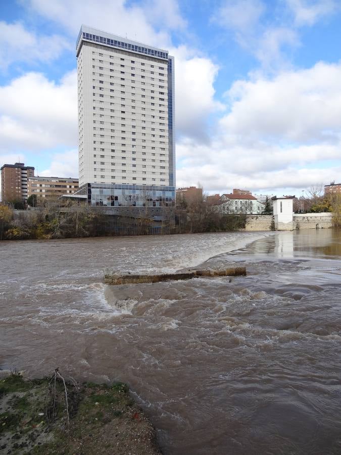 A última hora del lunes, el río llegó a arrastrar 272 metros cúbicos y anegó los paseos inferiores bajo el puente de Poniente