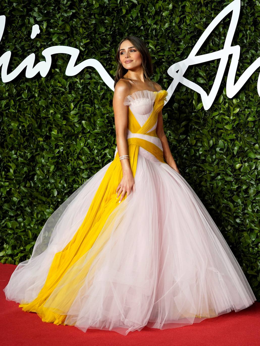 La modelo Olivia Culpo triunfó con un vestido en crudo y amarillo con falda muy voluminosa de tul.