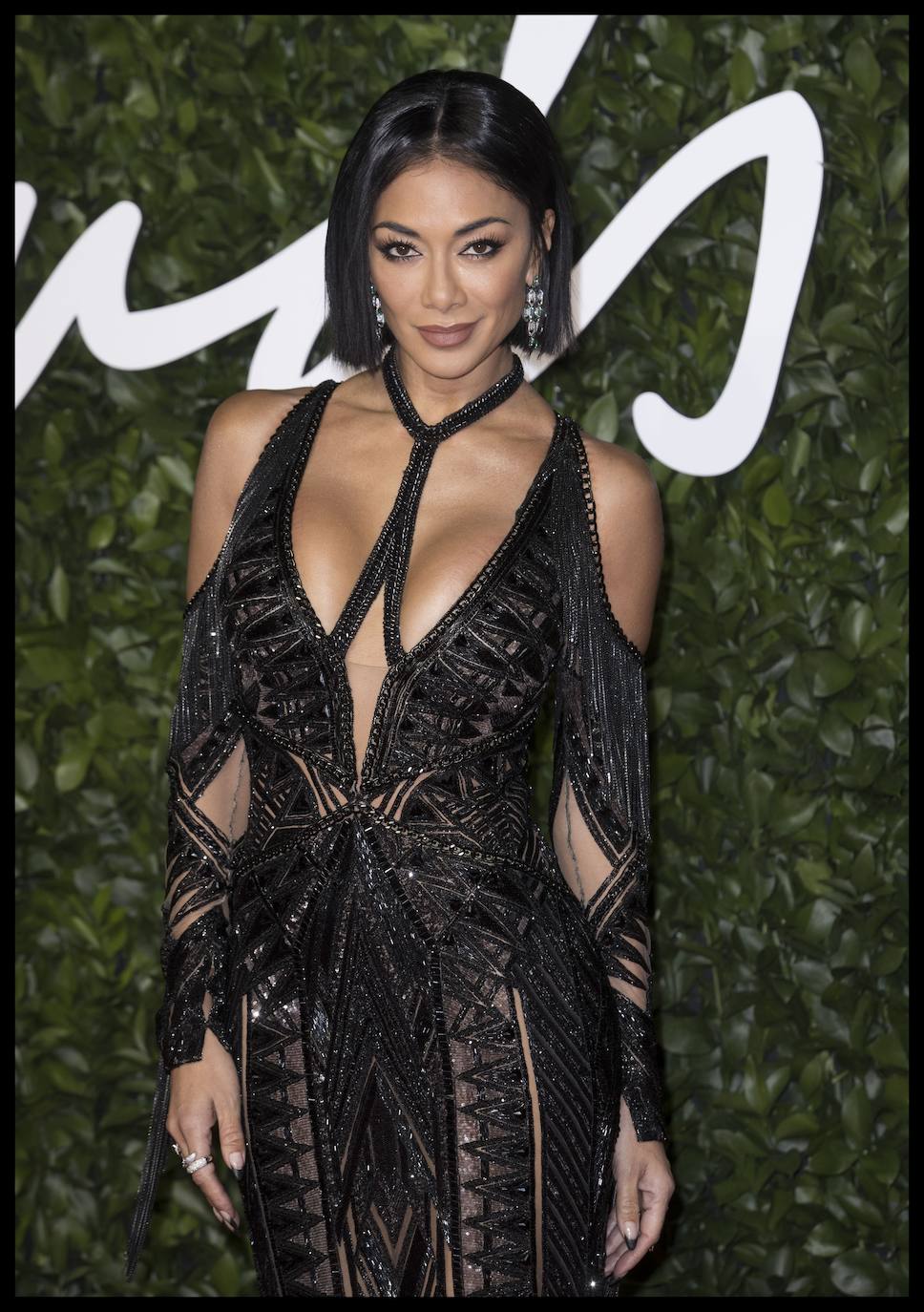 La cantante y presentadora de televisión Nicole Scherzinger optó por una sensual creación de Julien MacDonald.