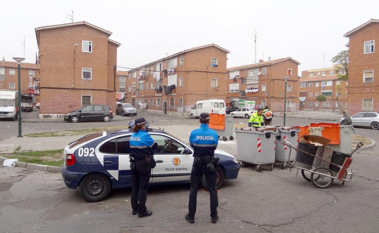 Operarios del servicio de limpieza trabajando con escolta policial en Las Viudas. 