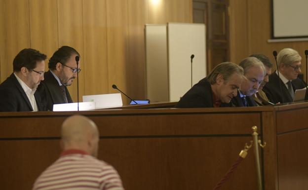 Los acusados y sus letrados, en una de las jornadas del juicio en la Audiencia de Valladolid. 