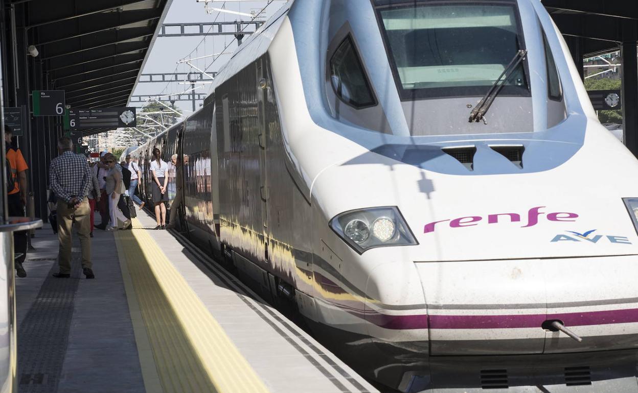 Renfe suspende 155 trenes de AVE y Media Distancia por la huelga en el inicio del puente