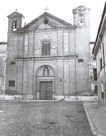 Imagen secundaria 2 - Interior de la iglesia conventual, vista general del lateral del palacio y la fachada de la iglesia y fotografía antigua de la misma fachada.