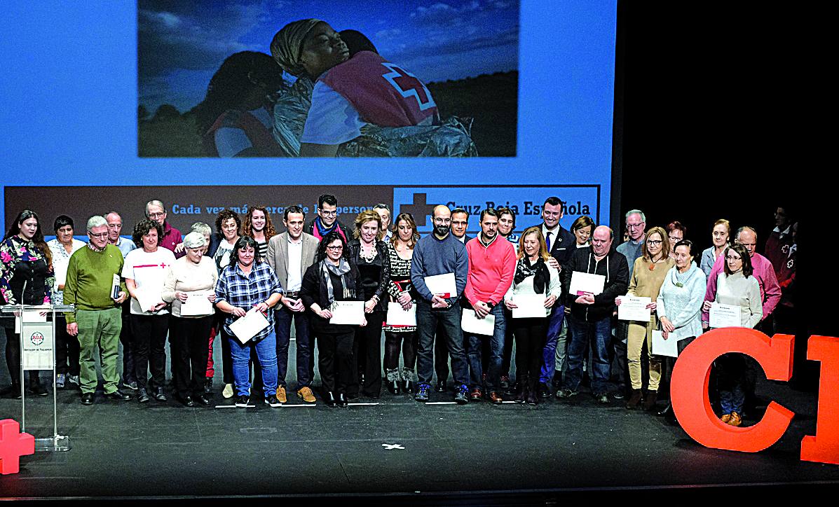 Los premiados posan para la foto de familia al final del acto. 