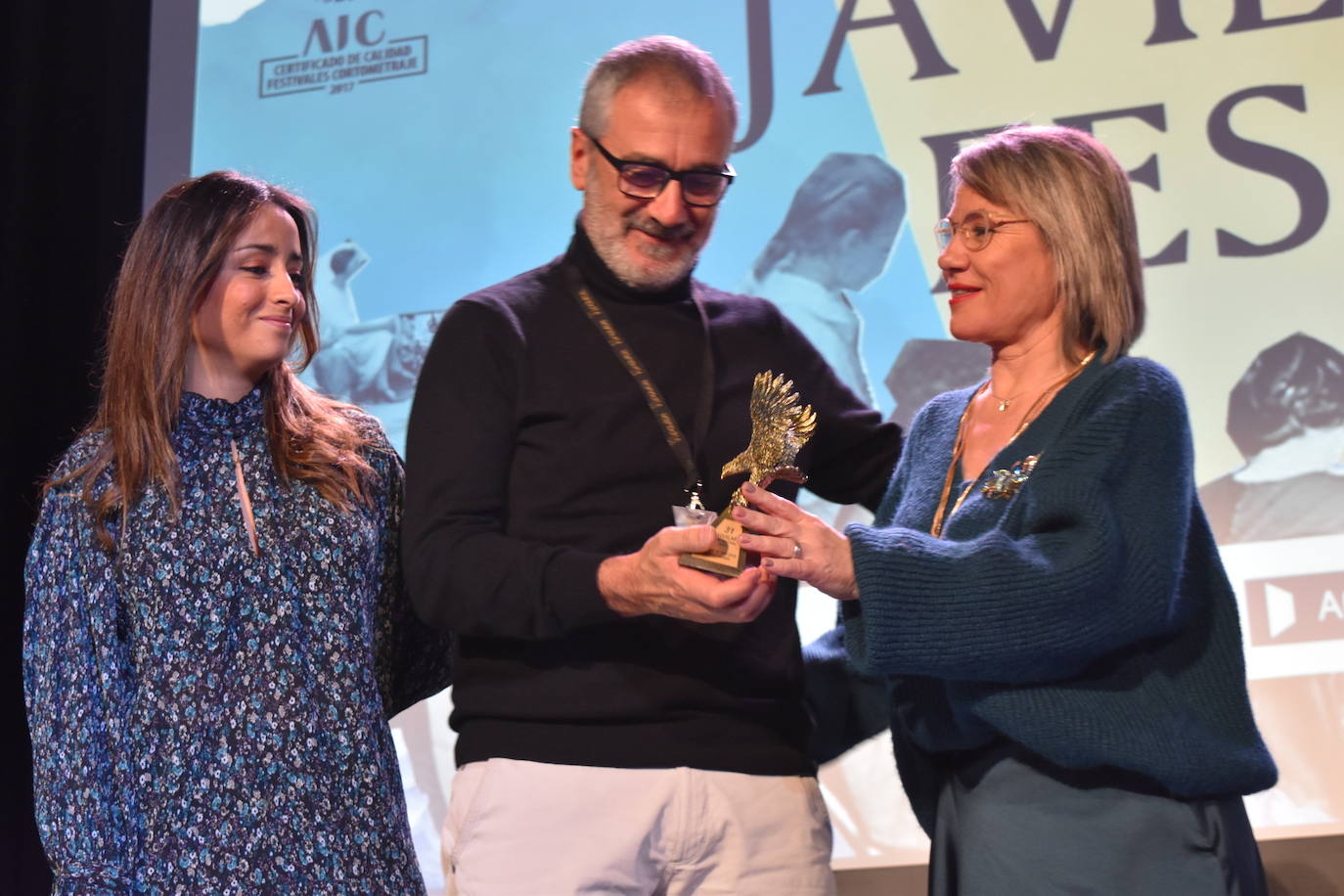 Fesser, acompañado por su hija Claudia, observa el Águila de Oro, entregado por la alcaldesa del municipio, María José Ortega.