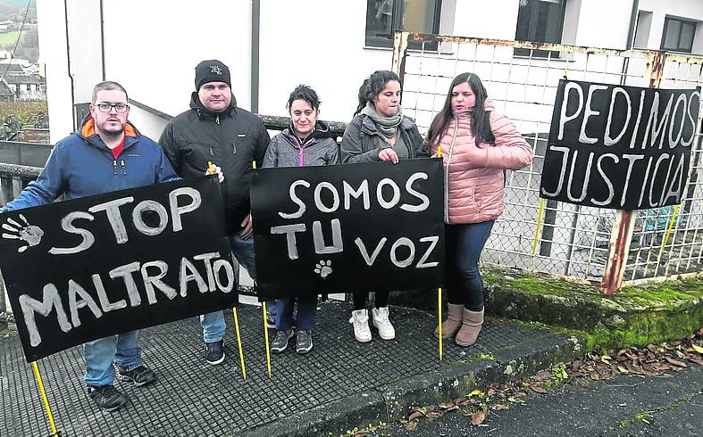 Protesta de vecinos de Chantada por la muerte del perro. 