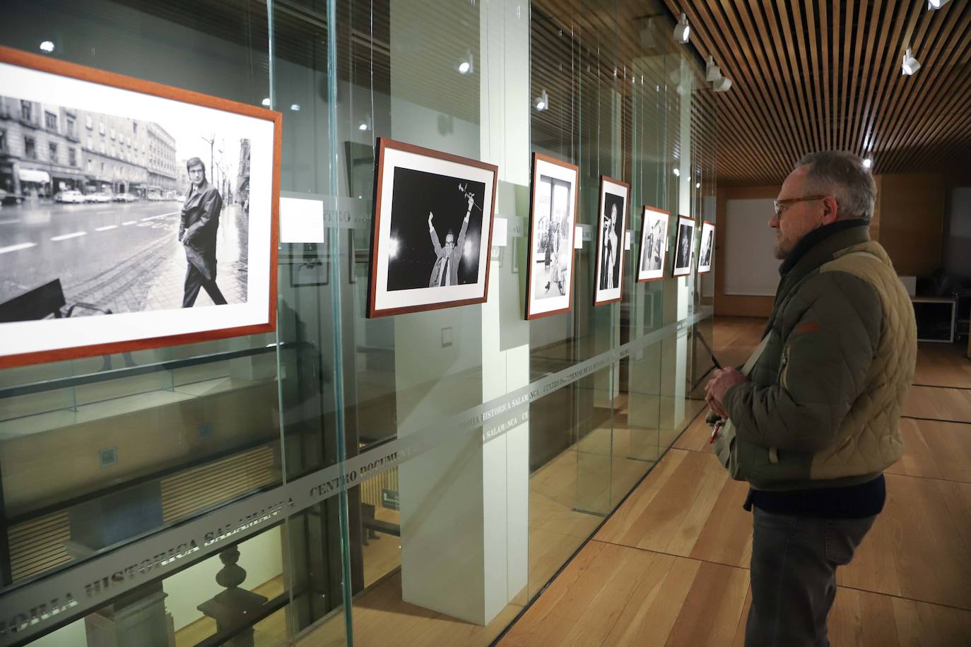 El Centro Documental de la Memoria Histórica (CDMH) de Salamanca acoge desde hoy, y hasta el 1 de marzo de 2020, la exposición 'Personalmente', con la que el fotoperiodista Enrique Cano revela su «álbum de recuerdos» de la Transición española y de los años de la movida madrileña hasta llegar a las primeras fotografías digitales de finales del siglo XX y principios del XXI