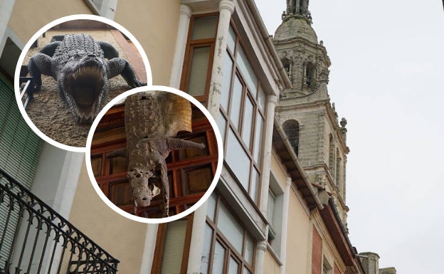 Al fondo la iglesia de Santa María junto a la piel del reptil y a la reproducción que cuelga de una fachada en la Calle Mayor. 