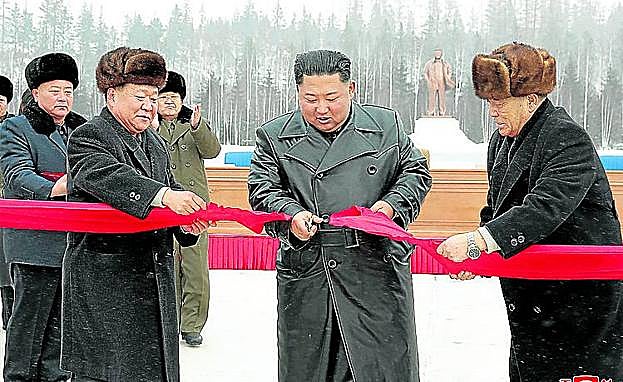 Kim Jong-un corta la cinta inaugural. 