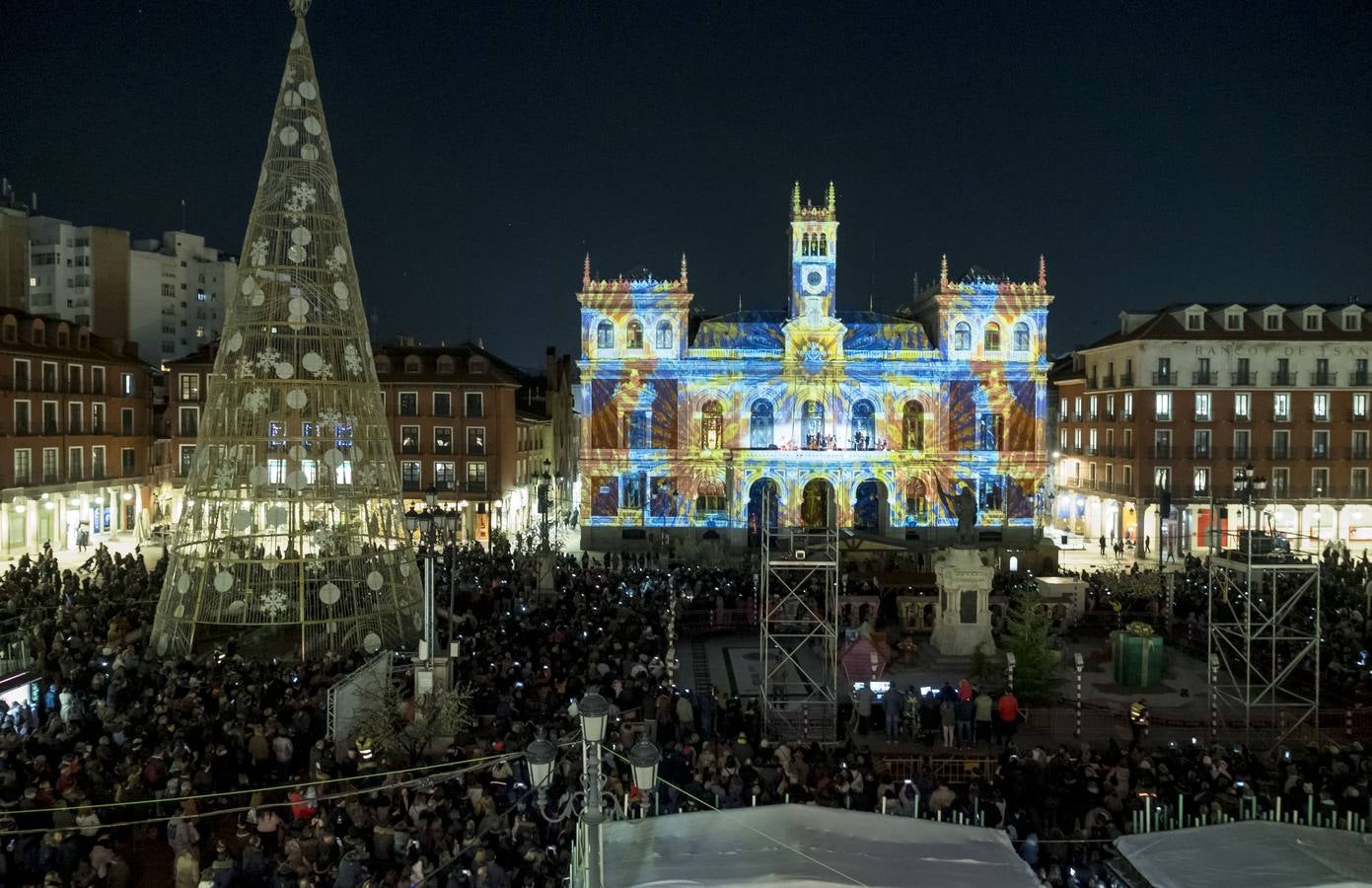 Que además contó con un recital de villancicos a cargo de Cover Club en el balcón consistorial dentro de los actos navideños organizados por el Ayuntamiento