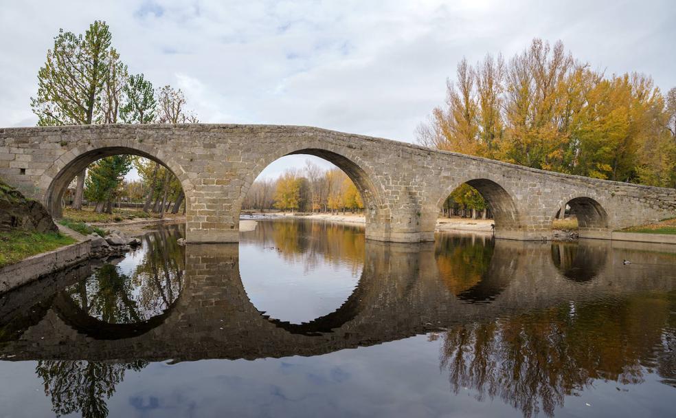 El río Alberche, a su paso por el puente románico de Navaluenga. 