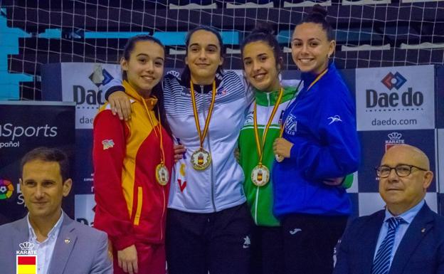 Miriam Arconada, subcampeona de España, a la izquierda, en el podio con el resto de medallistas. 