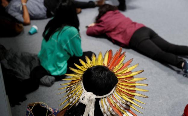 Un indígena, en la cumbre del clima.