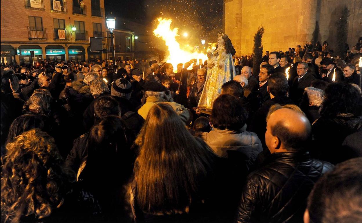 Subida de la Virgen de los Pegotes de Nava del Rey, en años anteriores. 
