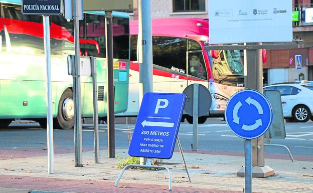 Cartel situado en la rotonda de la Policía Nacional con información sobre el 'parking' del Hospital. 