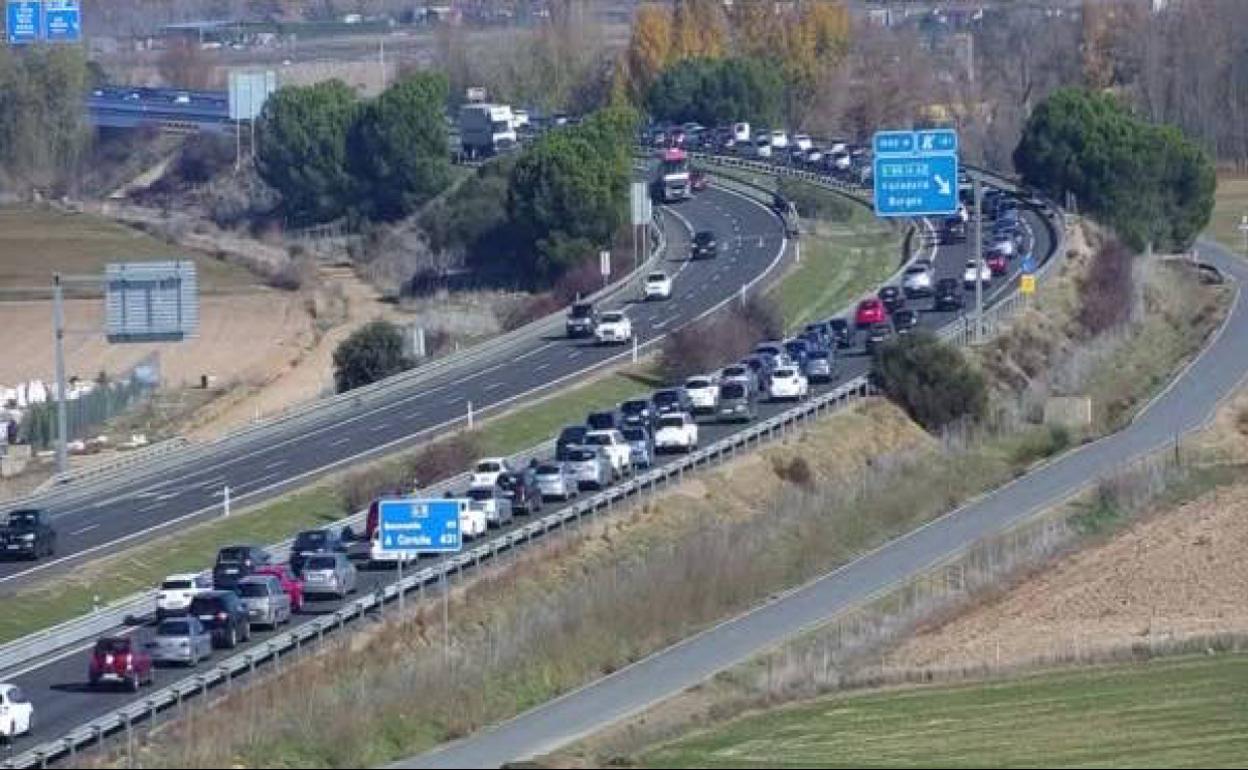 Las retenciones por el choque, que dejó dos heridos, causaron nueve kilómetros de atascos en la A-6. 