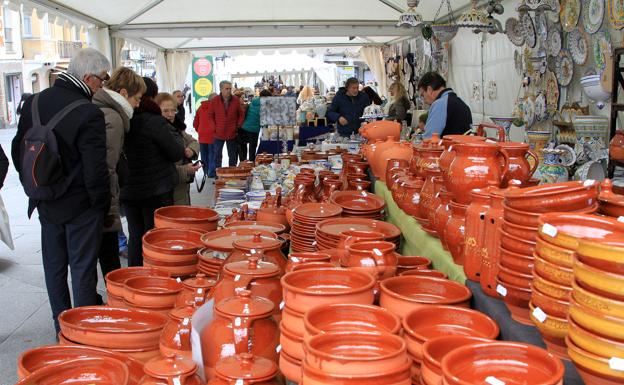 Uno de los puestos de la Feria de la Cerámica, que estará en la avenida del Acueducto hasta el próximo lunes. 