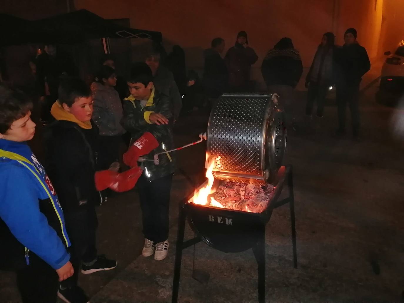 Los niños asando las castañas en el día festivo. 