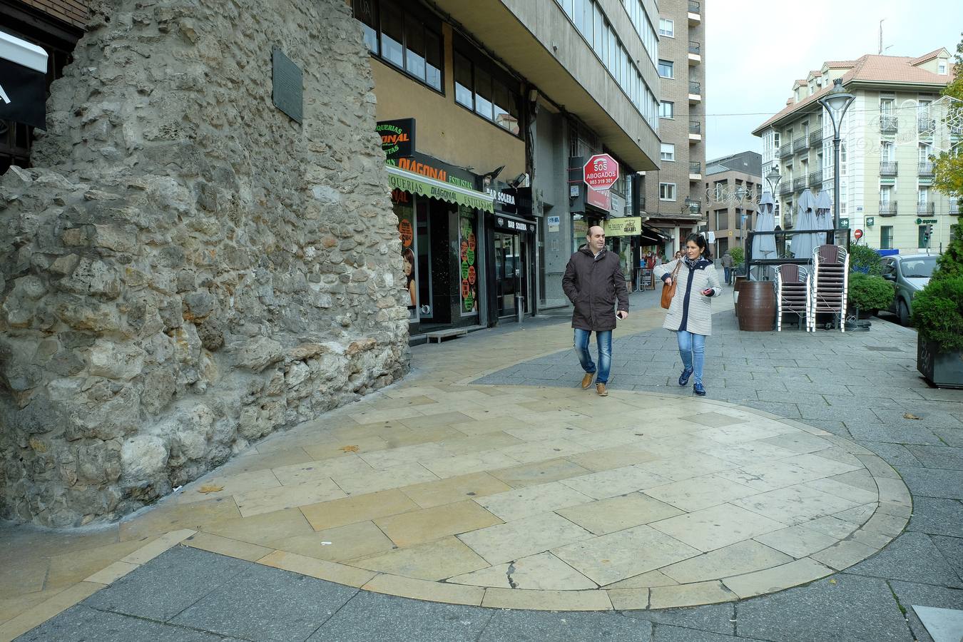 Trazado en el suelo de la puerta del Bao, de la antigua muralla, en la calle Angustias.