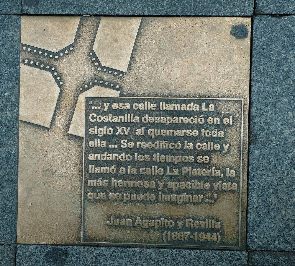 Una placa recuerda el inicio de la calle Platerías, con palabras de Juan Agapito y Revilla.