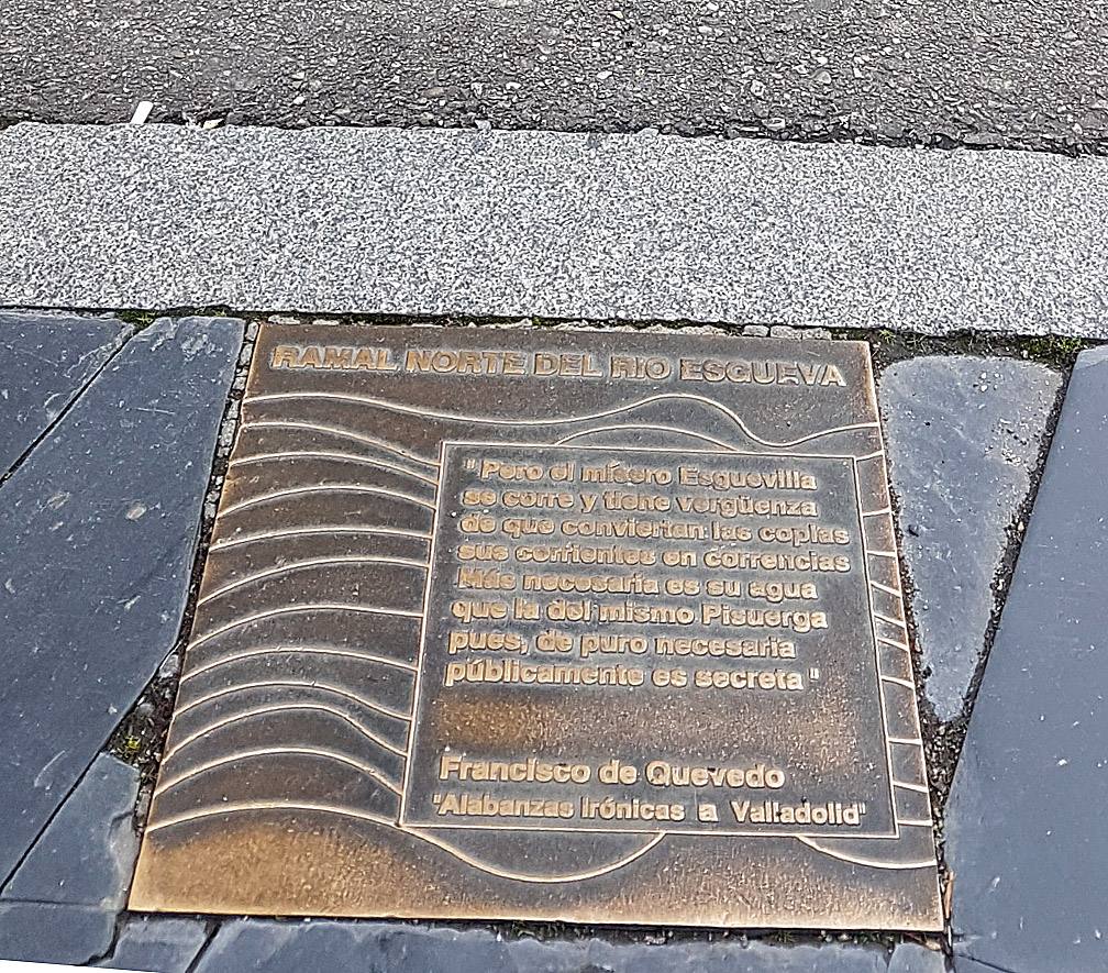 Una placa con versos de Quevedo rememora el río Esgueva, en la plaza del Val.