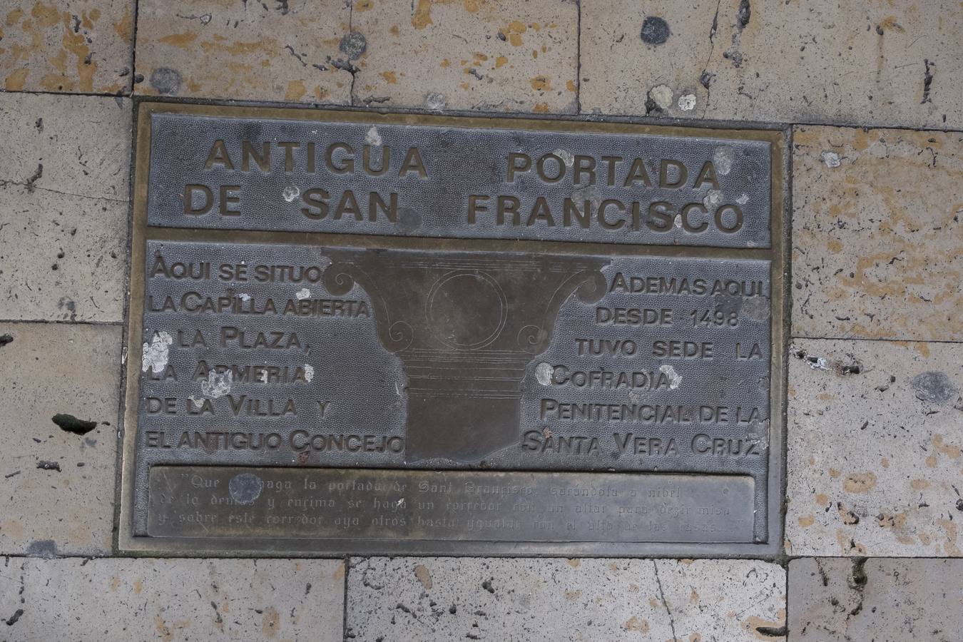 Frente al número 7 de la Plaza Mayor una placa recuerda la antigua portada de San Francisco.