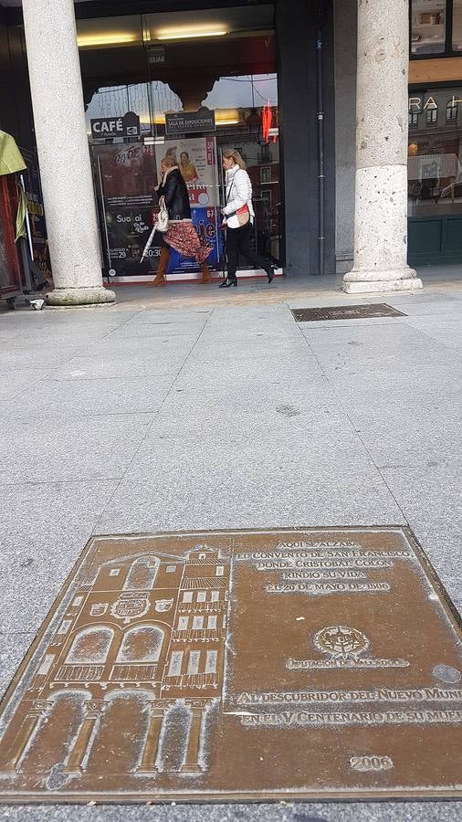 Placa que, desde el año 2006, recuerda el lugar en el que se encontraba el Convento de San Francisco, donde murió Cristóbal Colón.