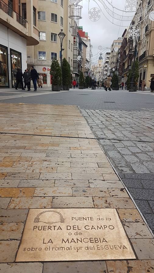Una placa recuerda la ubicación del puente de la puerta del Campo o de la Mancebía, sobre el ramal sur del Esgueva, en la calle Santiago.