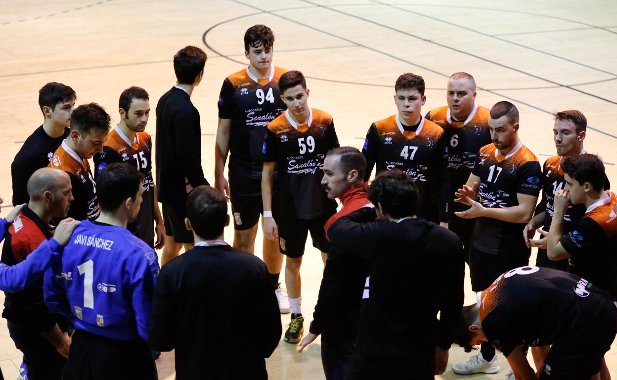 Los jugadores del BM Salamanca escuchan a su técnico. 