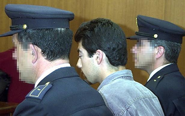 Erasmo San Pablo, entre dos agentes, durante el juicio. 