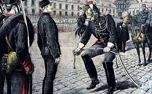 Ceremonia de degradación del capitán Alfred Dreyfus A la derecha, la primera plana de La Aurora con la carta de Zola al presidente de la república. 