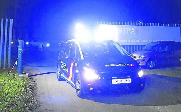 La Policía abandona el lugar donde se precipitó una joven desde la torre de la Universidad Laboral de Gijón. 